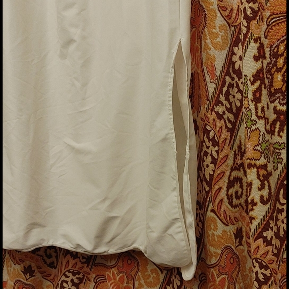 ANOTHER VINTAGE beige half slip with scalloped hem.   Get it outta my li… - Picture 7 of 9